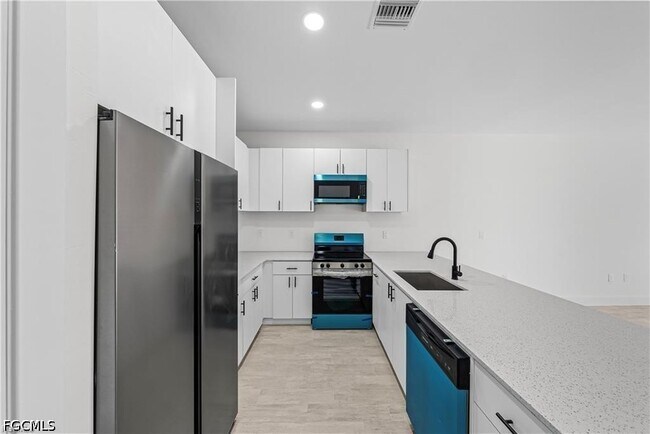 Building Photo - 2220 Kenneth Ave S