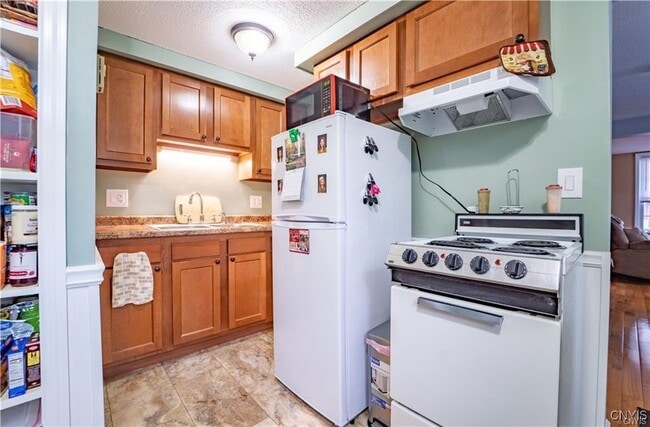 Building Photo - 102-104-104 N Helmer Ave