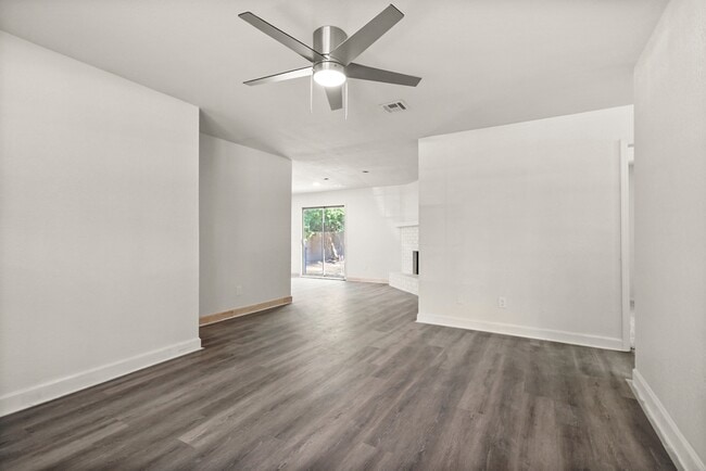 Building Photo - 412 W Austin St