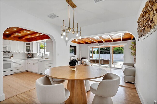 Building Photo - 301 SW 30th Ct