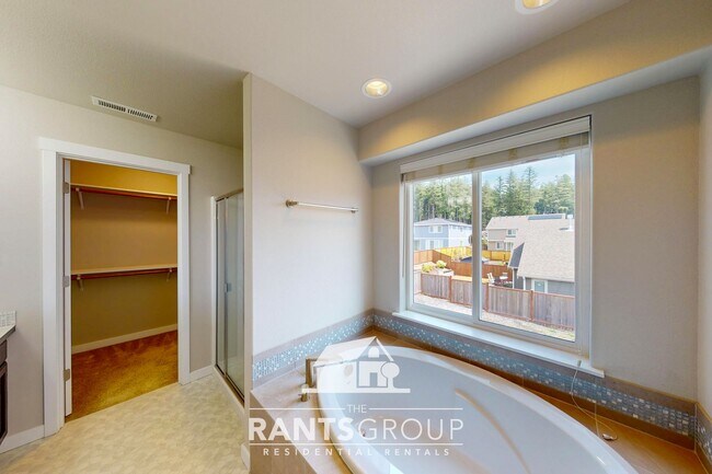 Building Photo - Beautiful 3 bedroom, 2.5 bath, 2-story home in Steilacoom Ridge