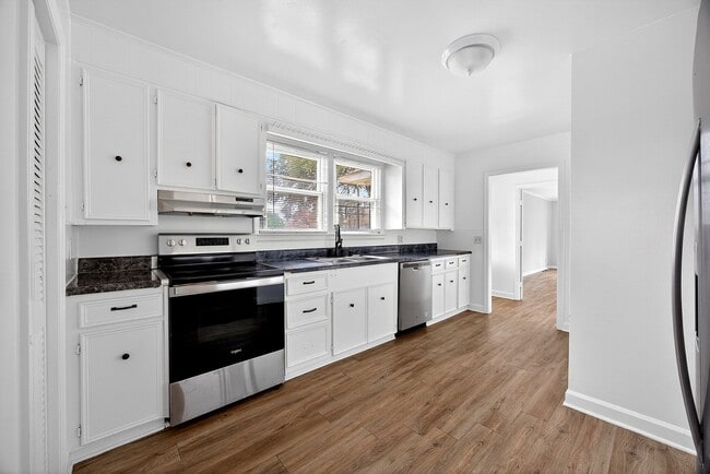 Building Photo - AVAILABLE NOW! ALL-BRICK RANCH IN WEST COLUMBIA!