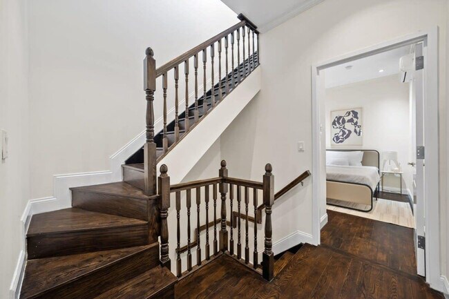 Building Photo - 323 E 78th St