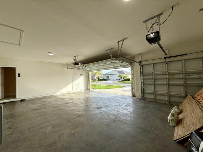 Building Photo - 5997 Ridge Lake Cir
