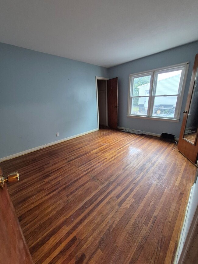 Building Photo - 409 W Hickory St