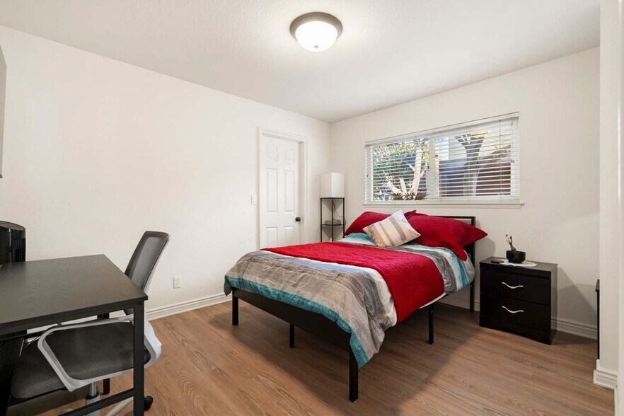 Building Photo - 1000 Estes St