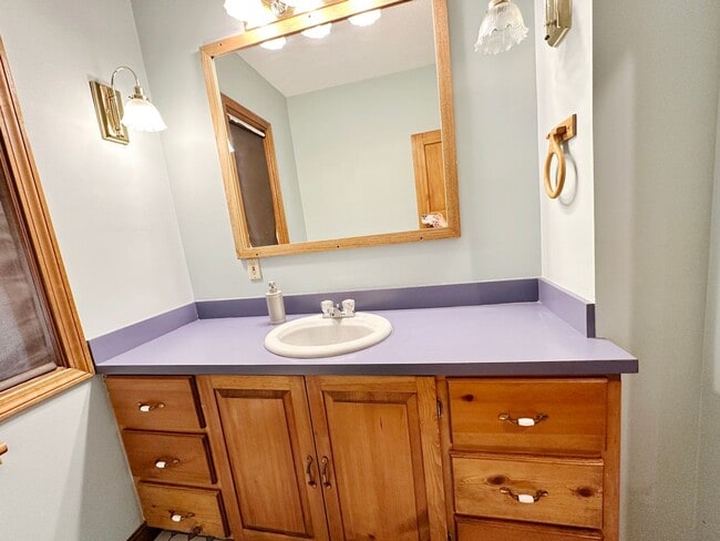 Building Photo - Beautiful 3 BR 1.5 BA Leominster SFH