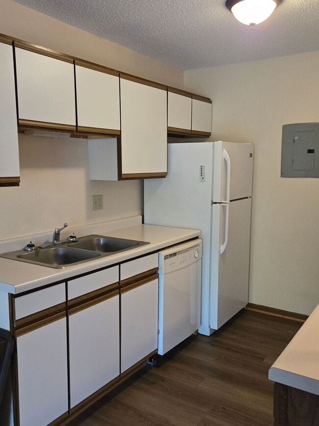 Building Photo - Evergreen Square Apartments