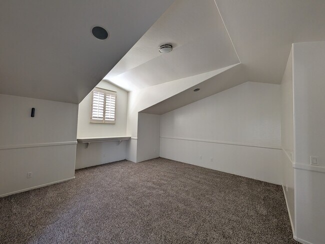 Building Photo - Tramonto Townhome - Tri-level