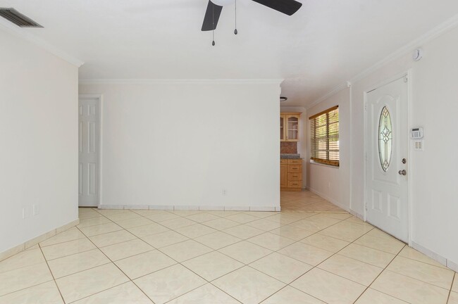 Building Photo - 3/2 Ranch with great outdoor space