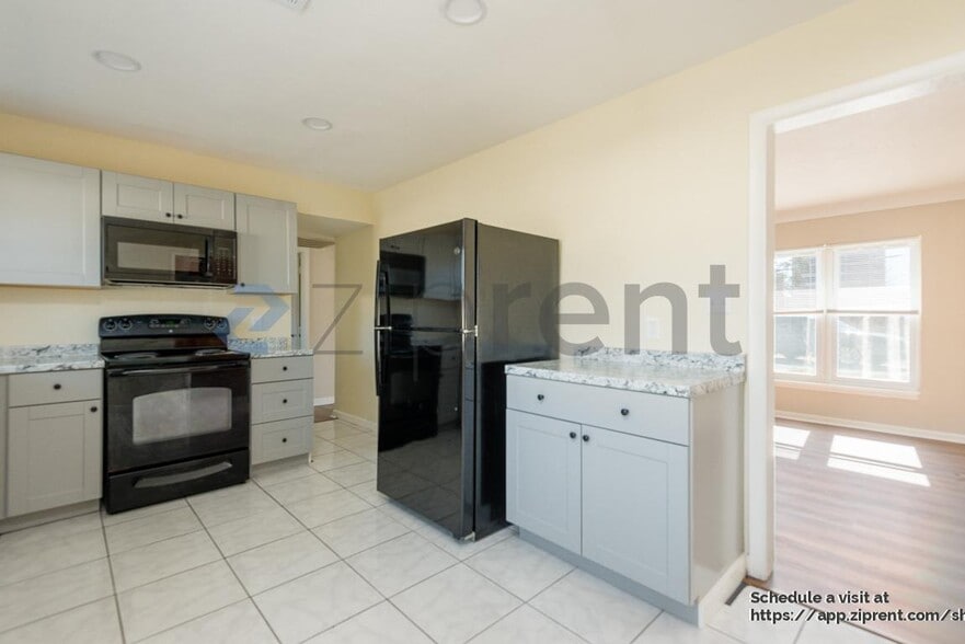 Building Photo - 3601 30th Ave S