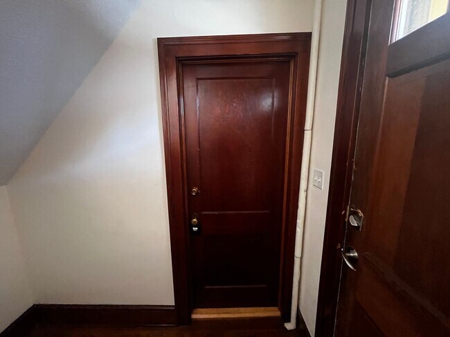 Building Photo - Charming 2-Bedroom First Floor Apartment i...