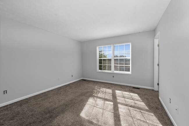 Building Photo - Lebanon- Beautiful 3 bed 2.5 bath home