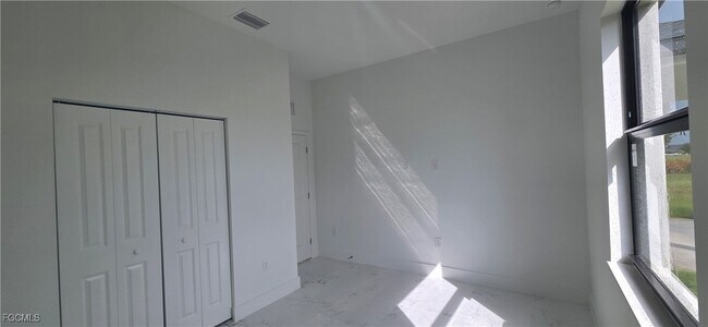 Building Photo - 306 NE 10th Terrace