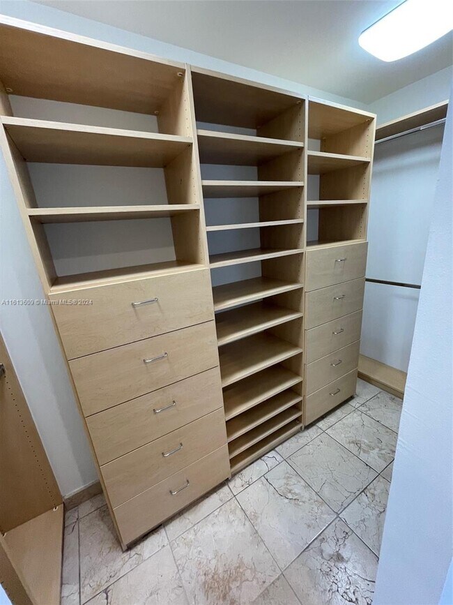 Building Photo - 335 Poinciana Island Dr