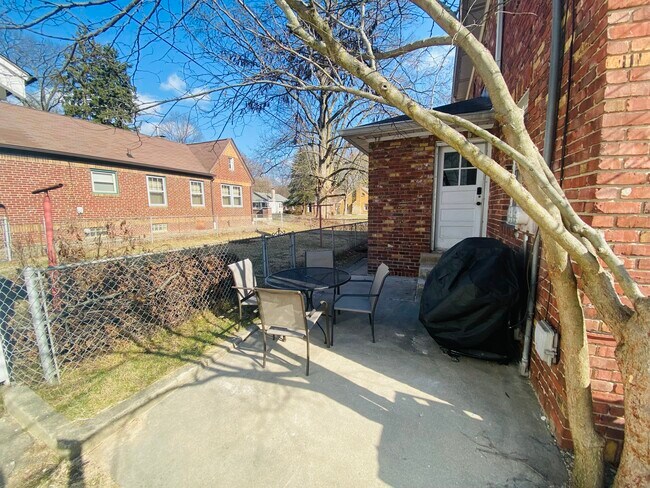 Building Photo - 930 E 56th St