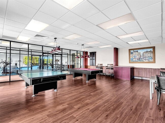 Building Photo - 500 Bayview Dr