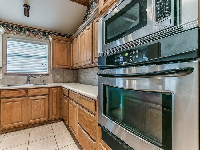 Building Photo - Stunning Open-Concept Home with Luxury Primary Suite & Outdoor Living