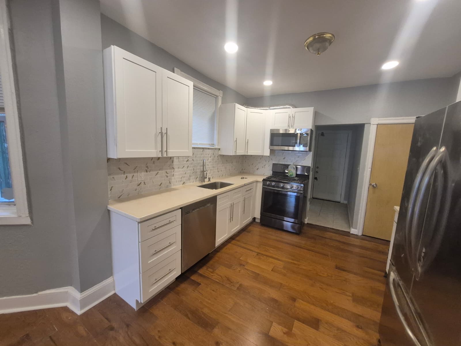 kitchen - 5619 Lansdowne Ave