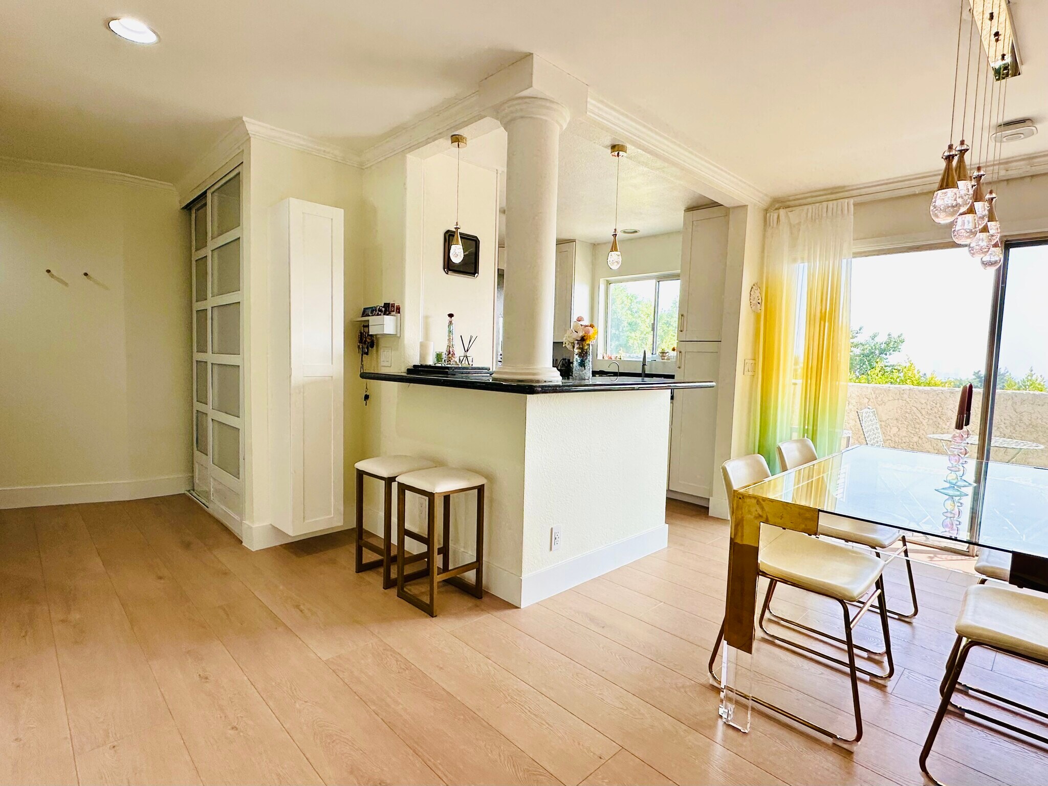 Building Photo - 8400 De Longpre Ave