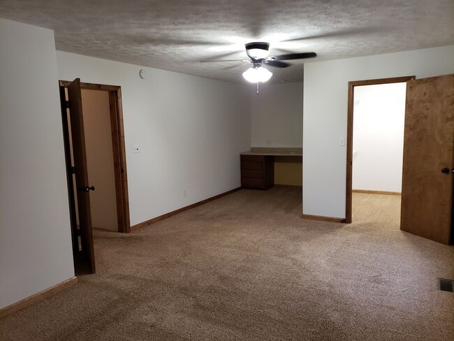Building Photo - Spacious 4-bedroom, 2 bath, 2 car garage w...