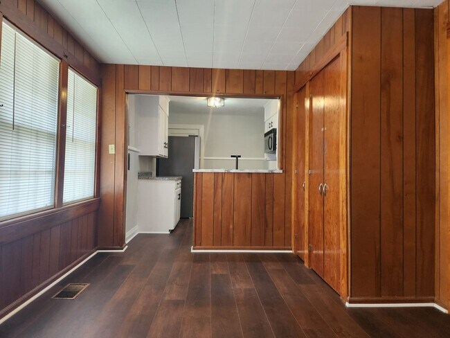 Building Photo - Charming 3-bedroom, 1.5-bathroom home loca...