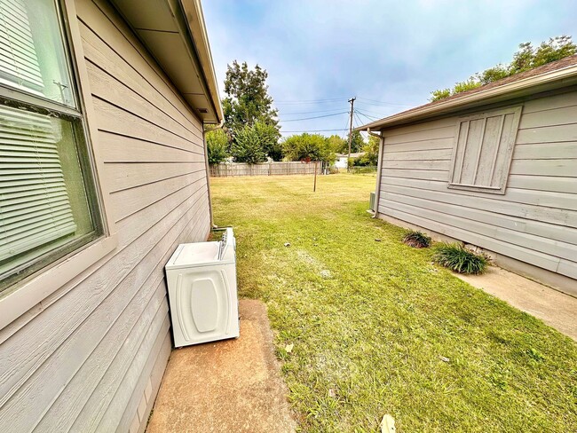 Building Photo - Cute 2-Bed Home with Hardwood Floors and G...