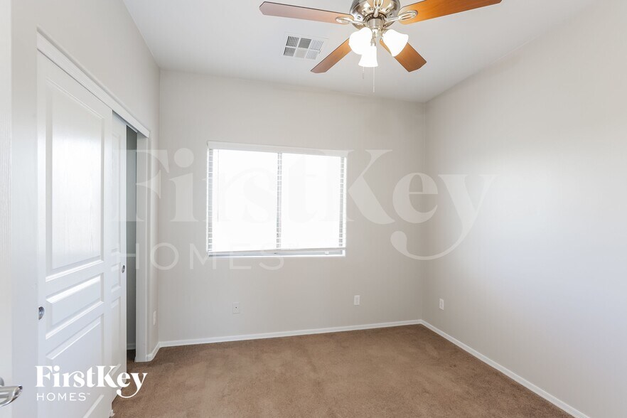 Building Photo - 7803 S 5th Dr