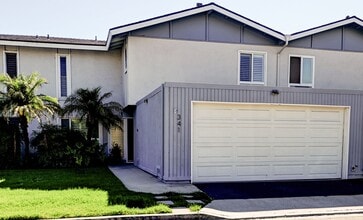 Building Photo - Updated, 3 bedroom 2.5 bath townhouse located in the Newport Riviera Community