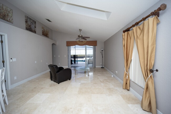 Building Photo - Davenport Pool house 4/2