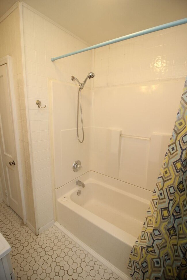 Building Photo - Lovely Towson 3bd/2ba Rowhome w/ CAC & W/D...