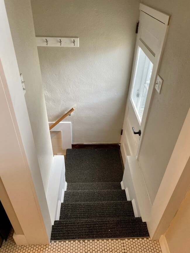 Building Photo - Charming 3 bed 1 bath House with Tons of Updates and Private Backyard!