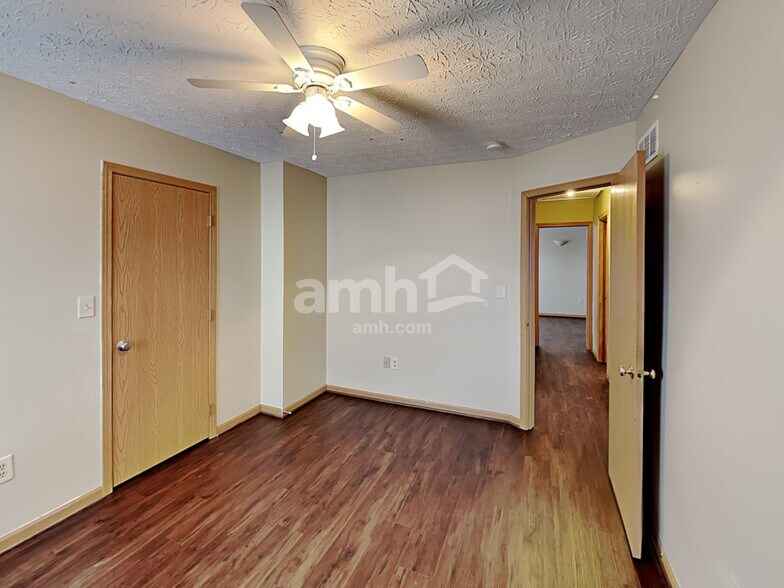 Building Photo - 472 Greenhill Dr