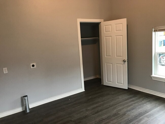 Building Photo - 512 Graham Ave