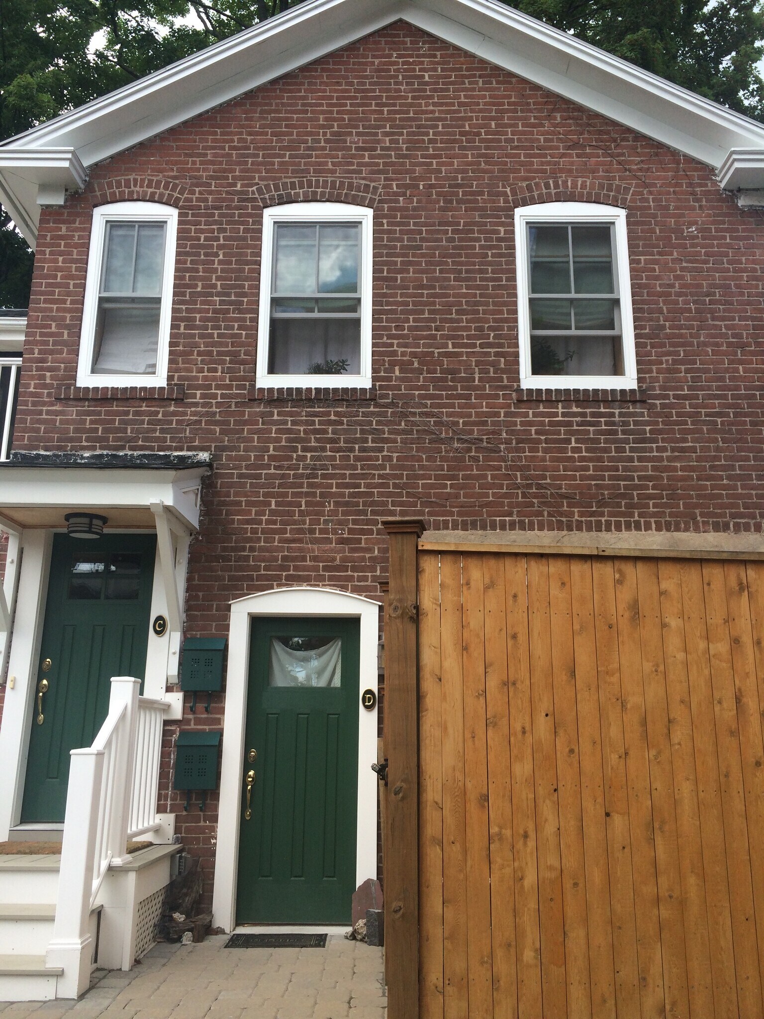 Front door and fenced in garden patio to the right - 4 Center Ct