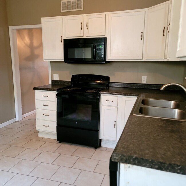 Building Photo - 3 Bedroom/ 1.5 Bathroom Split Level Duplex!