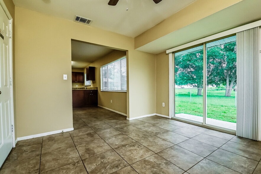 Building Photo - 2396 Roxbury Cir