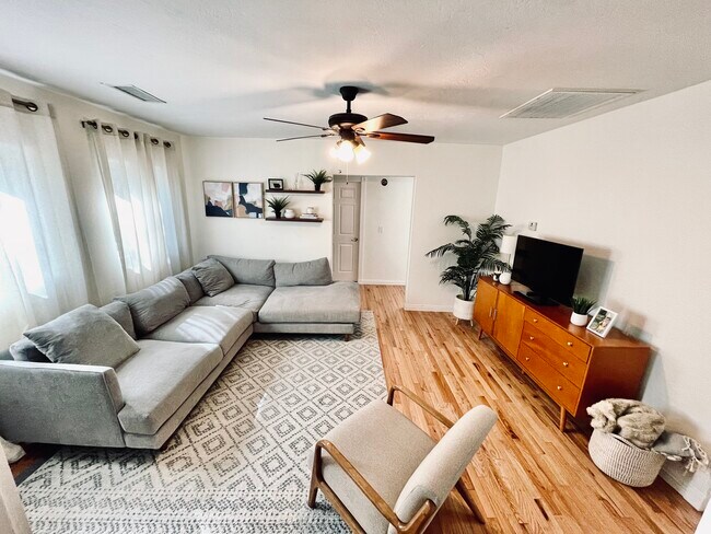 Building Photo - 1529 E Pierce St