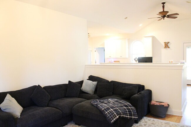 Building Photo - Charming 3BD, 2BA home with spacious yard ...