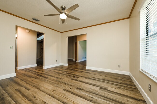 Building Photo - 1523 Poplar Dr
