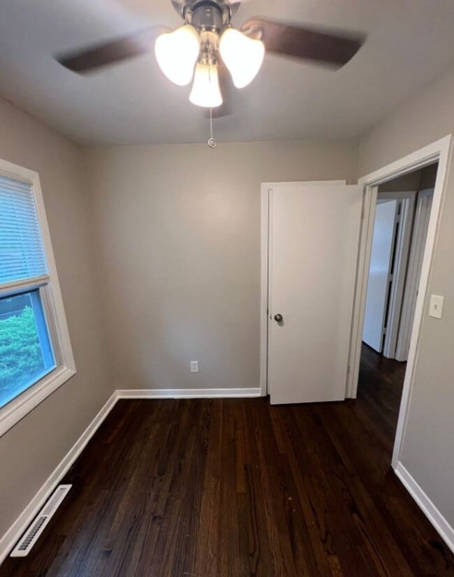 Building Photo - Charming 3-Bedroom Home with Spacious Fenced Backyard!