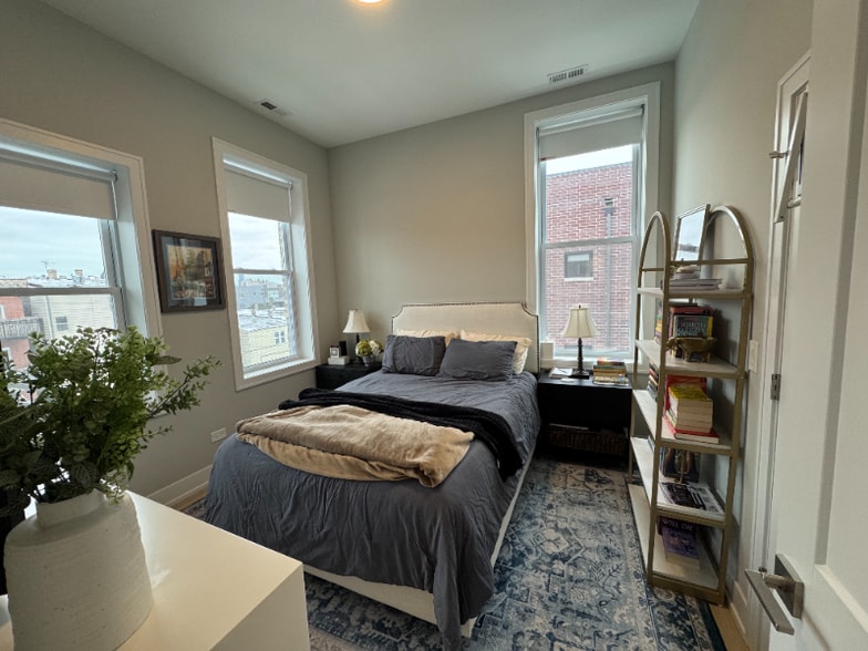 Building Photo - 1535 N Maplewood Ave