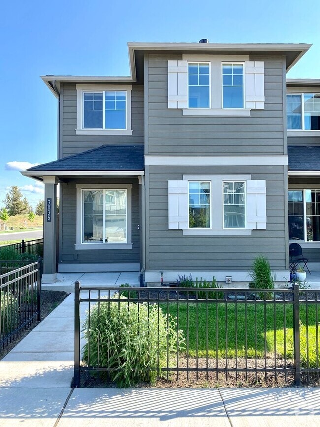 Building Photo - Petrosa Townhouse 3 BR - 2 ½ BA w/ loft