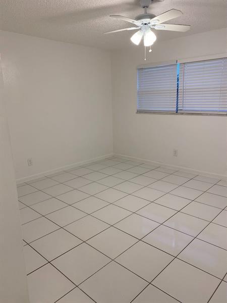 Building Photo - 5831 SW 36th Ct