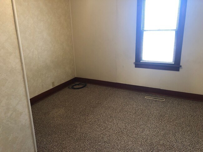 Building Photo - 2 Bedroom with Garage