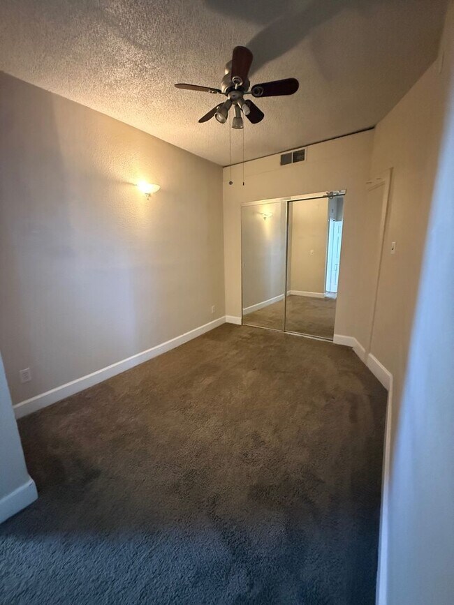 Building Photo - 1419 Lipan St