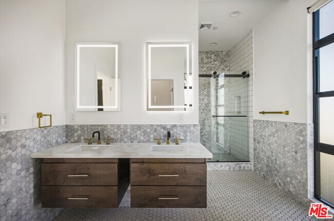 Building Photo - 2651 Vineyard Ave