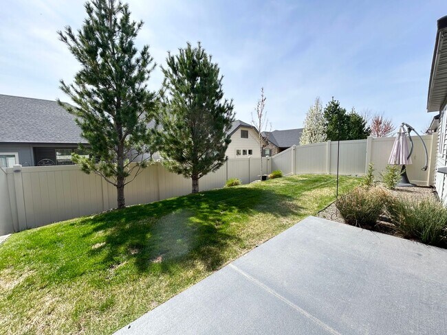 Building Photo - Stunning 3 bedroom 2 bathroom home in Meri...