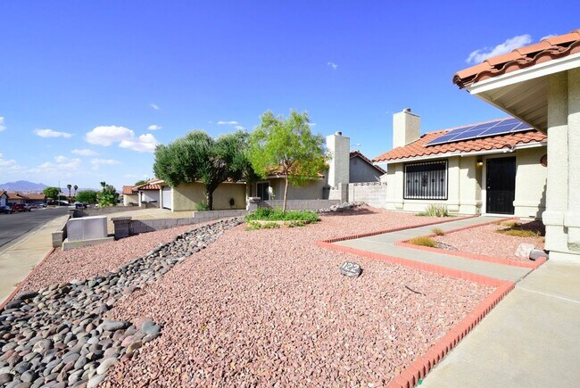 Building Photo - Spacious 2 Bedroom, 2 Bath Single-Story Home