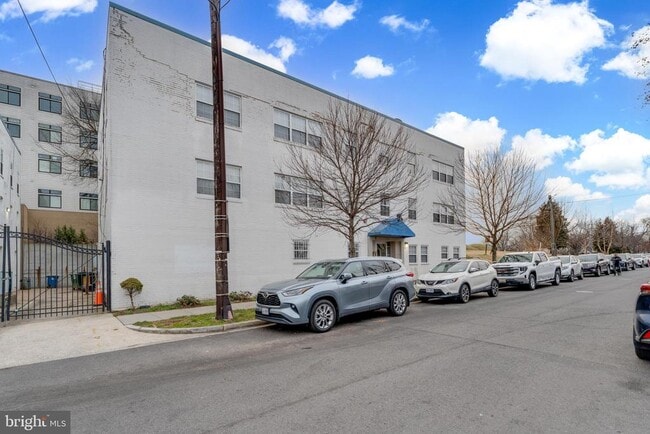 Building Photo - 1008 Rittenhouse St NW